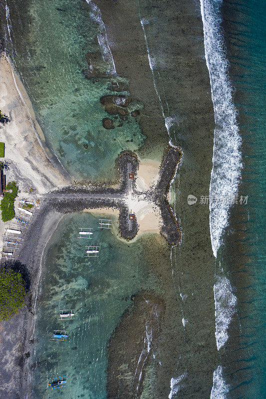 巴厘岛Candi Dasa海岸线的空中景观